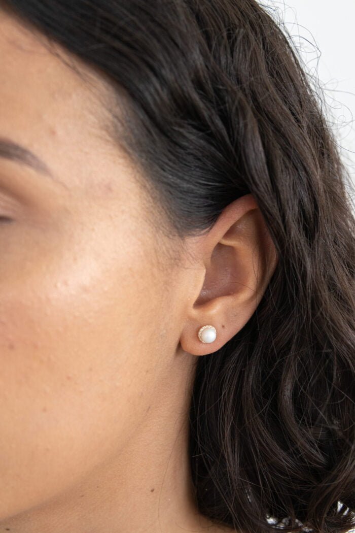 BROQUEL ALIA ORO 10K PERLA NATURAL ZIRCONIA BISEL GDE - Imagen 2