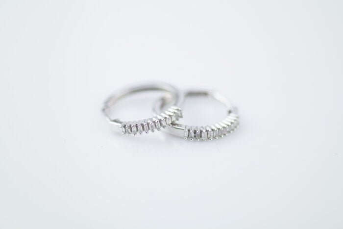 ARRACADAS ORO BLANCO 10K DIAMANTE BAGUETTE .11CT - Imagen 3