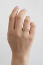 ANILLO REIGN ORO 10K CORONA ZIRCONIAS - Imagen 2