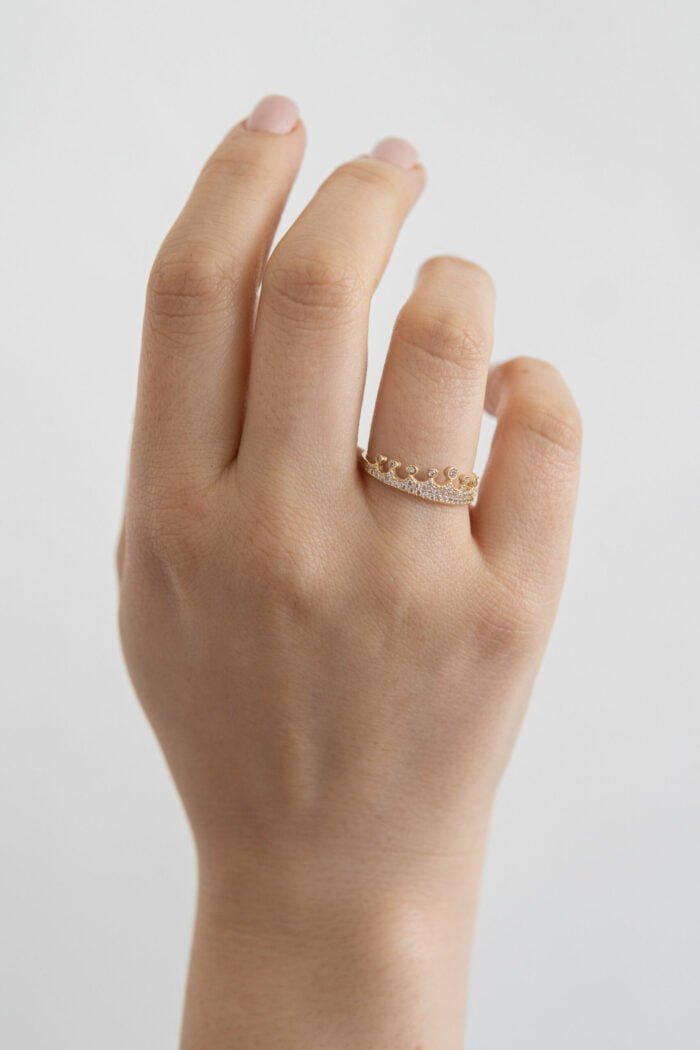 ANILLO REIGN ORO 10K CORONA ZIRCONIAS - Imagen 2