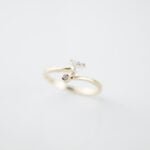 ANILLO REUS ORO 10K TRIANGULO ZIRCONIA