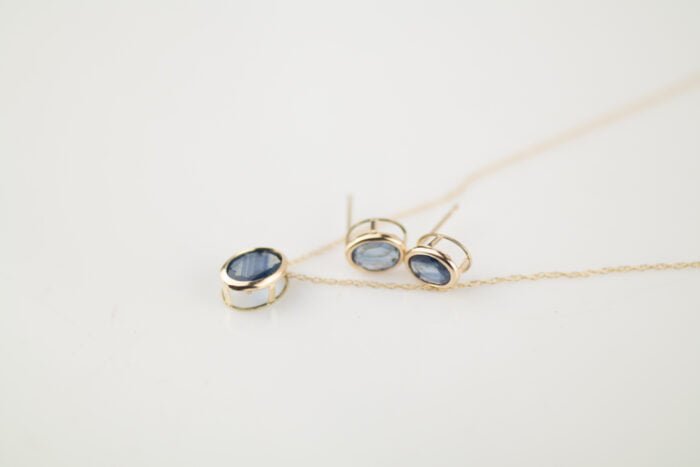 PAR ARETES ORO 14K BISEL ZAFIRO OVAL 7X5 - Imagen 3