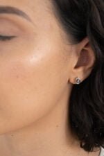 PAR ARETES ORO 14K BISEL ZAFIRO OVAL 7X5 - Imagen 2