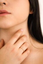 ANILLO CHURUMBELA ZIRCONIAS PLATA BAÑO ORO - Imagen 2