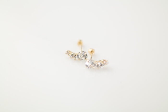 BROQUEL AGATA ORO 10K 3 ZIRCONIAS CURVO - Imagen 3