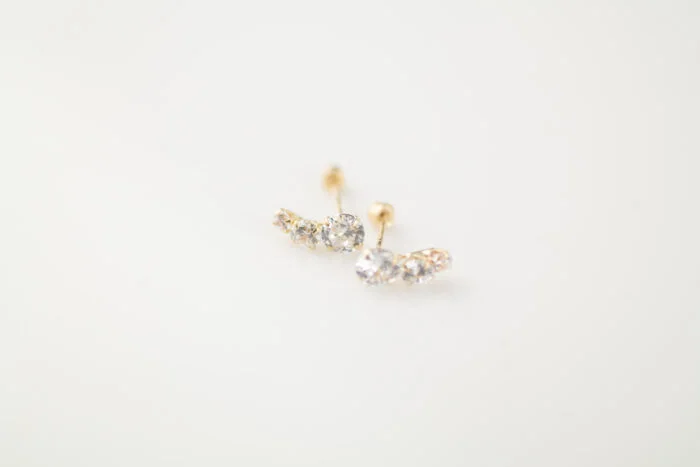 BROQUEL AGATA ORO 10K 3 ZIRCONIAS CURVO - Imagen 3