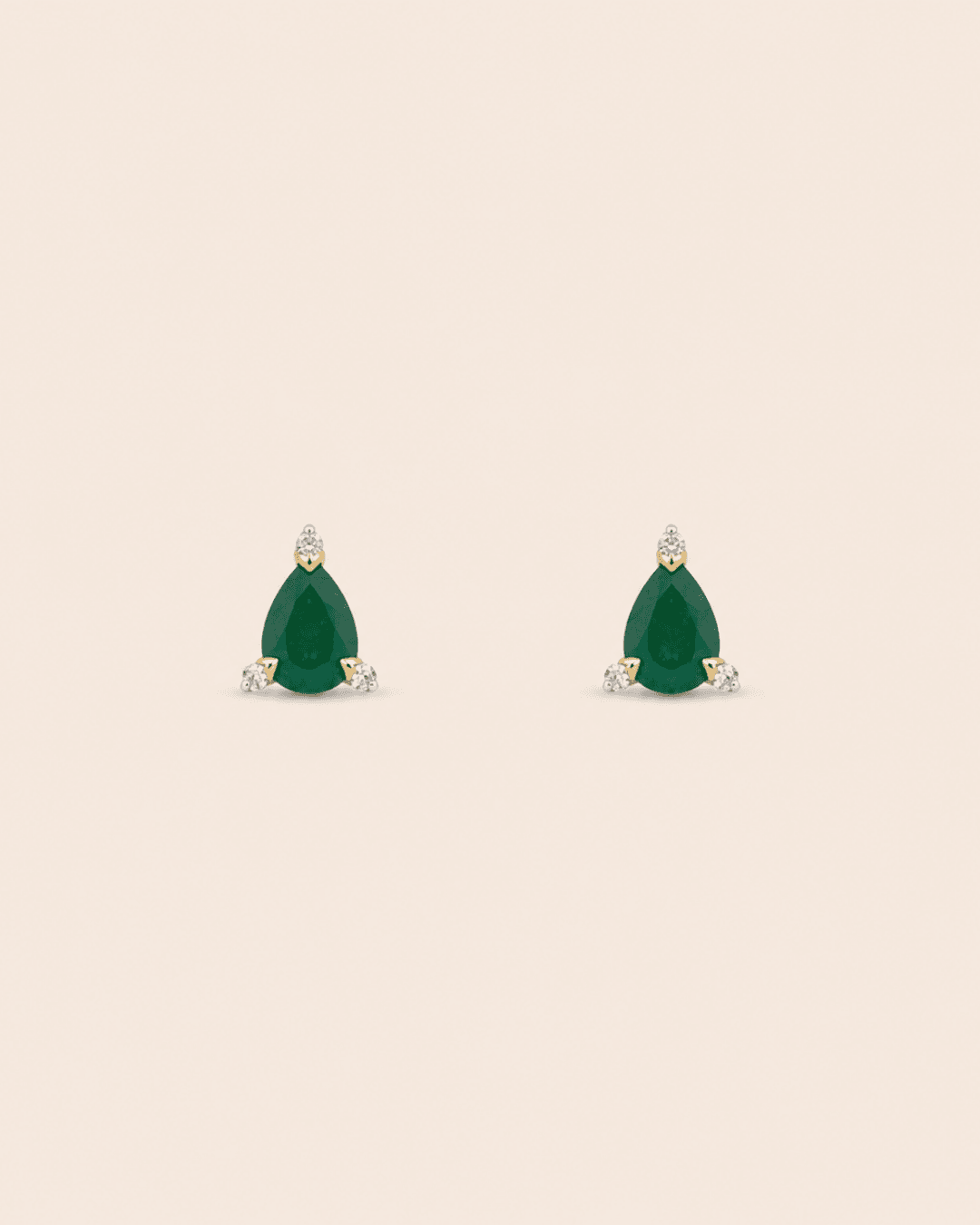KMD15-1 PAR ARETES ORO 10K ESMERALDA 80PTS CTE PERA 6X4 2 PTS DIAMANTES - Imagen 1
