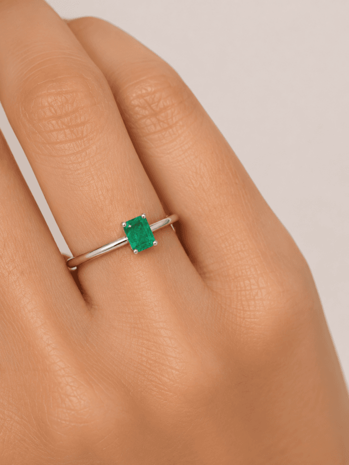 ANILLO ORO BLANCO 14K ESMERALDA .45CT - Imagen 2